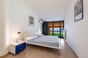 2 bedrooms, free WiFi, bed sheets - Holiday Apartment "Trilocale Le Vele 5" with Mountain View, Private Terrace & Wi-Fi (Toscolano Maderno)