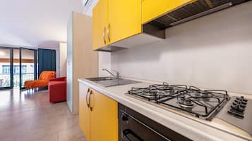 Fridge, oven, stovetop, coffee/tea maker