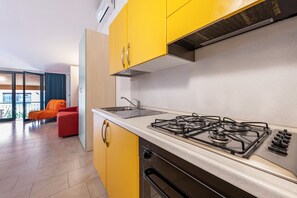 Fridge, oven, stovetop, coffee/tea maker