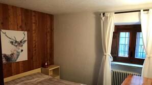 2 habitaciones, escritorio, tabla de planchar con plancha y wifi gratis 