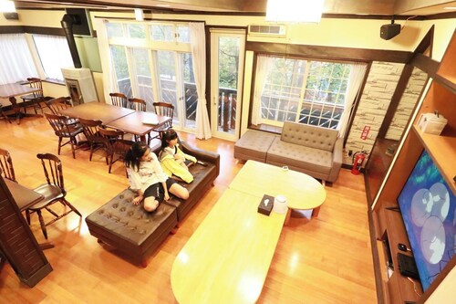 Large rental villa with a capacity of 10 rooms and 25 people Pilatus hill at an altitude of 1750m  / Chino Nagano