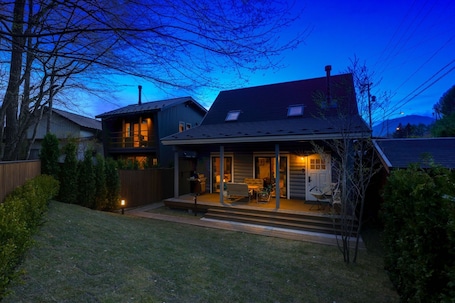 Exterior. Flori A log house designed in the image of a teddy / Kitasaku-gun Nagano