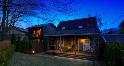 Flori A log house designed in the image of a teddy / Kitasaku-gun Nagano