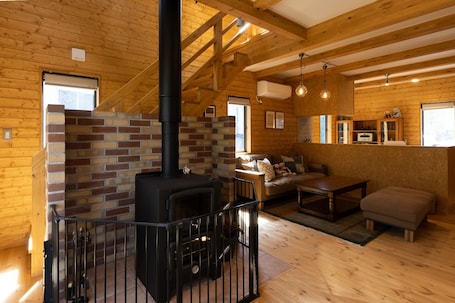 TV. Lenz A modern wooden house inspired by teddy bear / Kitasaku-gun Nagano