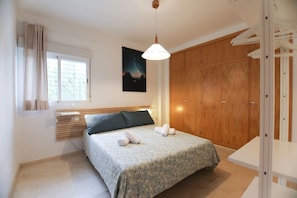 5 bedrooms, WiFi, bed sheets