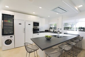 Een koelkast, een microgolfoven, een oven, een vaatwasser