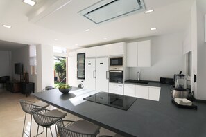 Een koelkast, een microgolfoven, een oven, een vaatwasser