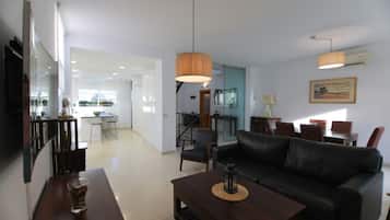 Télévision, cheminée, jeux vidéo, table de tennis de table