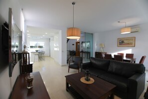 Televisie, een open haard, videospelletjes en een tafeltennistafel