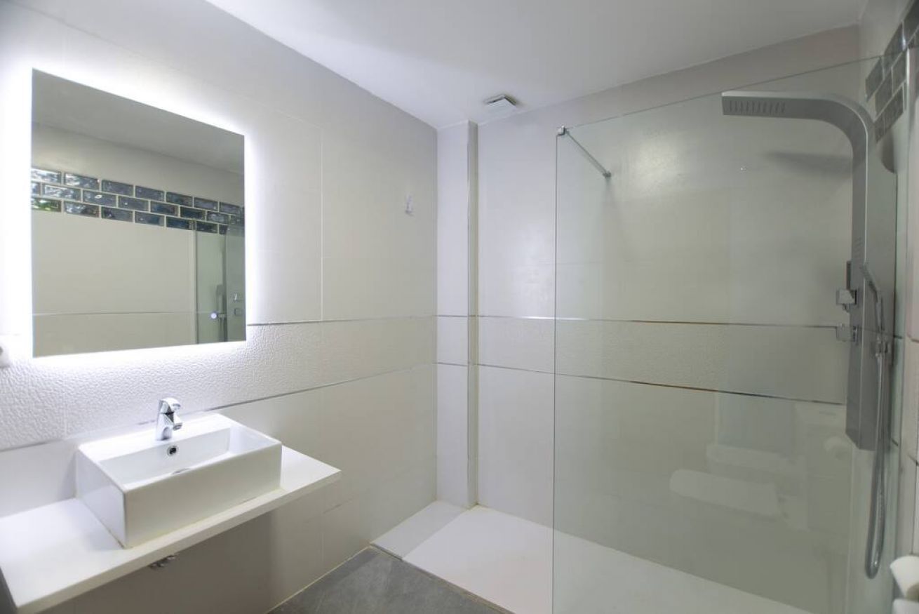 Een bad/douchecombinatie, een haardroger, een bidet, handdoeken
