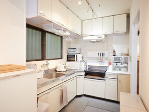 冷蔵庫、電子レンジ、コンロ、調理器具と食器