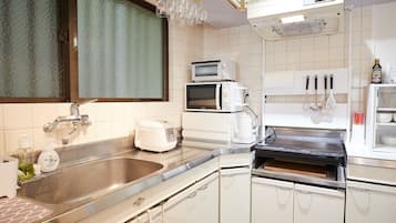 Fridge, microwave, stovetop, cookware/dishes/utensils