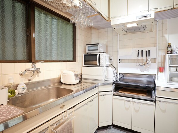 冰箱、微波炉、炉灶、厨具/餐具