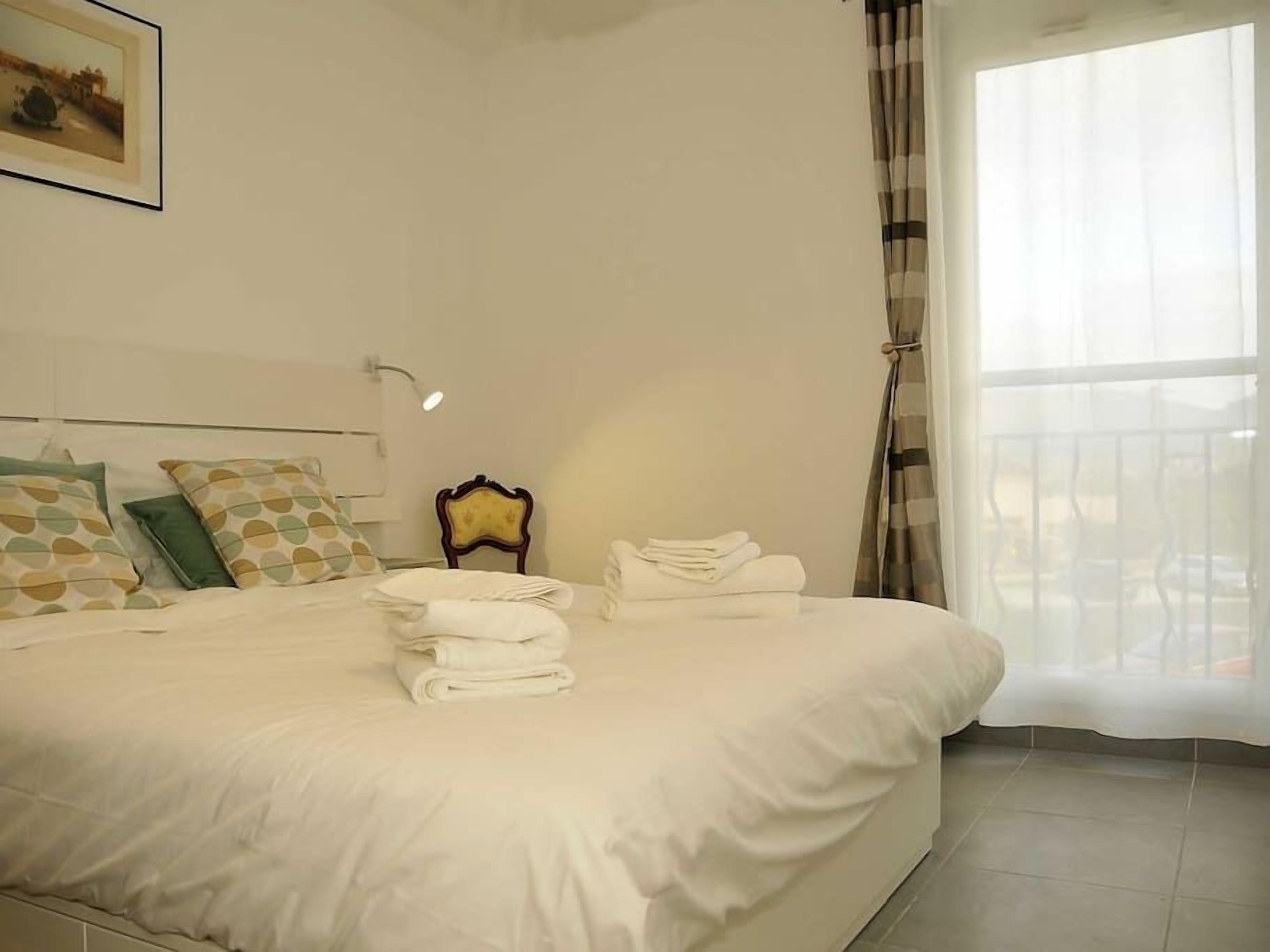 Apartment with terrace and swimming pool in the town center