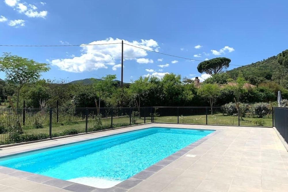 Apartment with terrace and swimming pool in the town center
