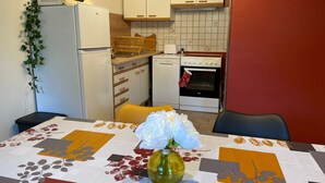 A kitchen with white cabinets, a microwave, a toaster, and an oven. - Charming Gîte near Le Mans - Peaceful, Independent with Private Parking, Fully Equipped, High-Speed WiFi (Roëzé-sur-Sarthe)