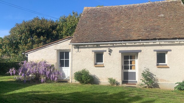 A single-story house with a sloped roof, a front door, and two windows. - Charming Gîte near Le Mans - Peaceful, Independent with Private Parking, Fully Equipped, High-Speed WiFi (Roëzé-sur-Sarthe)