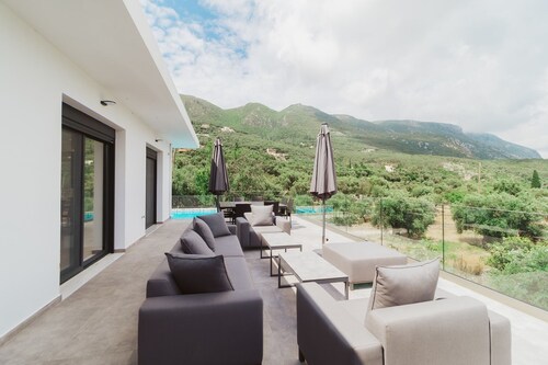 Villa Helios with private pool in Pyrgi
