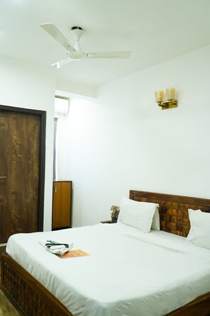 Soundproofing, free WiFi, bed sheets - Roomshala 028 Blu Lagoon (New Delhi)