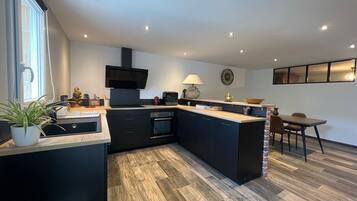 Réfrigérateur, micro-ondes, four, plaque de cuisson