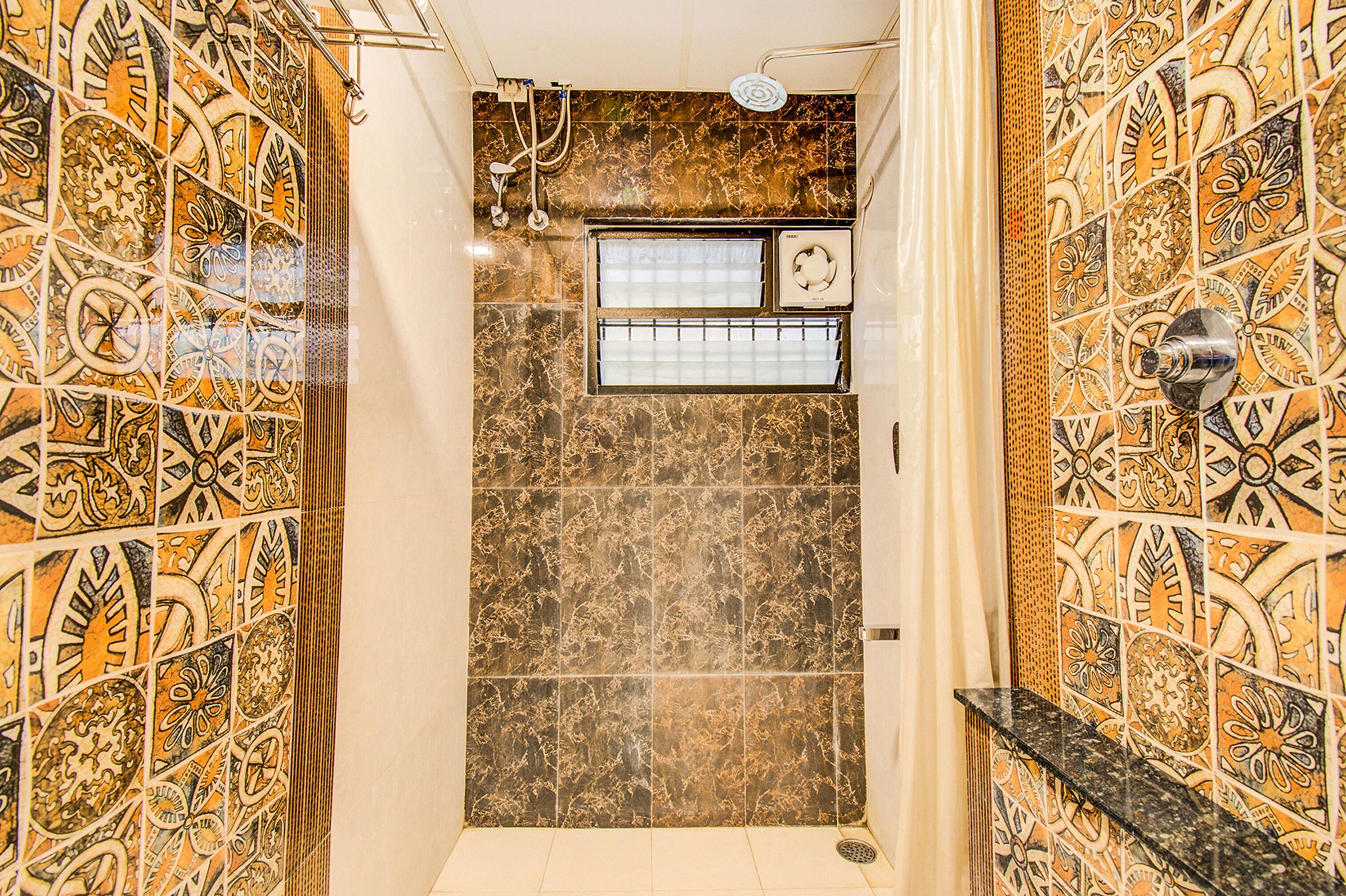 Shower, rainfall showerhead, free toiletries, towels