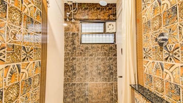 Shower, rainfall showerhead, free toiletries, towels