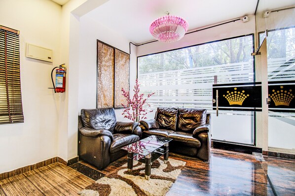 Lobby sitting area - Fabhotel Corporate Crown (Bengaluru)