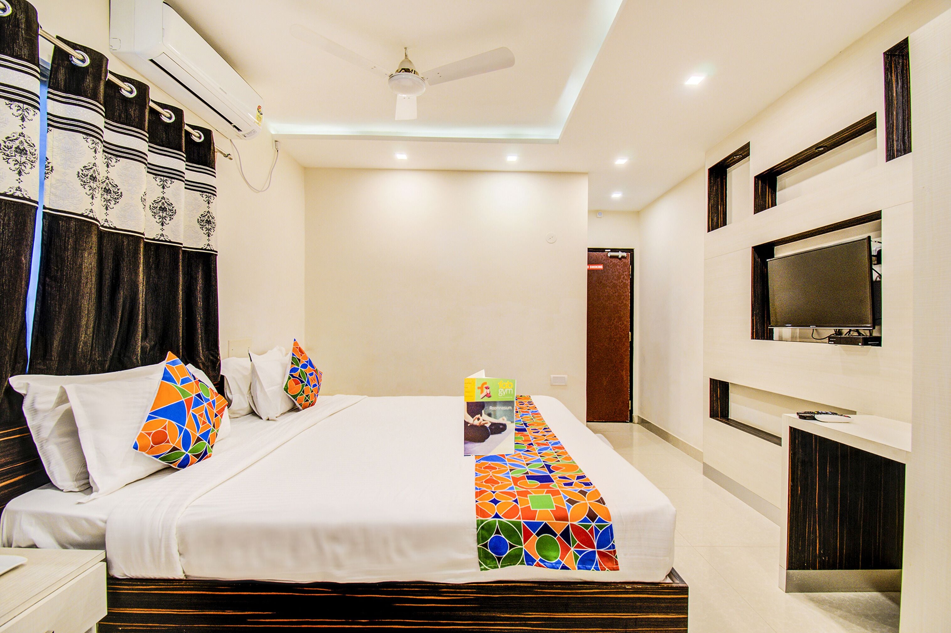 Egyptian cotton sheets, premium bedding, in-room safe, free WiFi