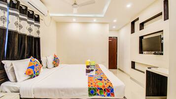 Egyptian cotton sheets, premium bedding, in-room safe, free WiFi