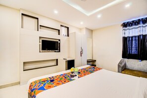 Egyptian cotton sheets, premium bedding, in-room safe, free WiFi - Fabhotel Corporate Crown (Bengaluru)