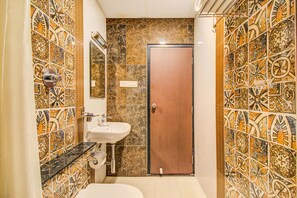 Douche, douche à « effet pluie », articles de toilette gratuits