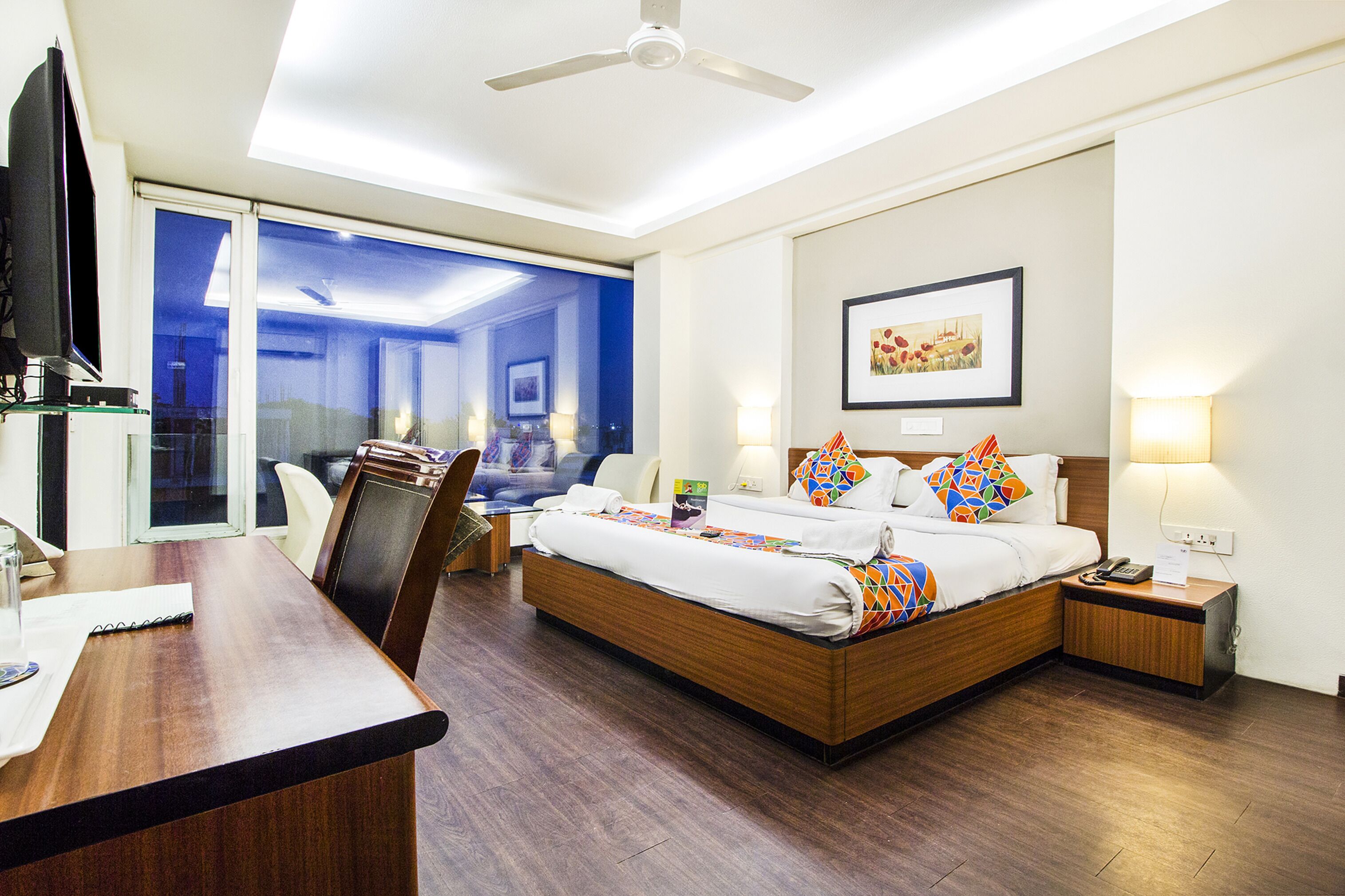 行政客房 | 埃及棉床单、高档床上用品、客房内保险箱、办公桌