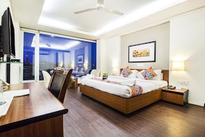 Executive kamer | Lakens van Egyptisch katoen, luxe beddengoed, een kluis op de kamer