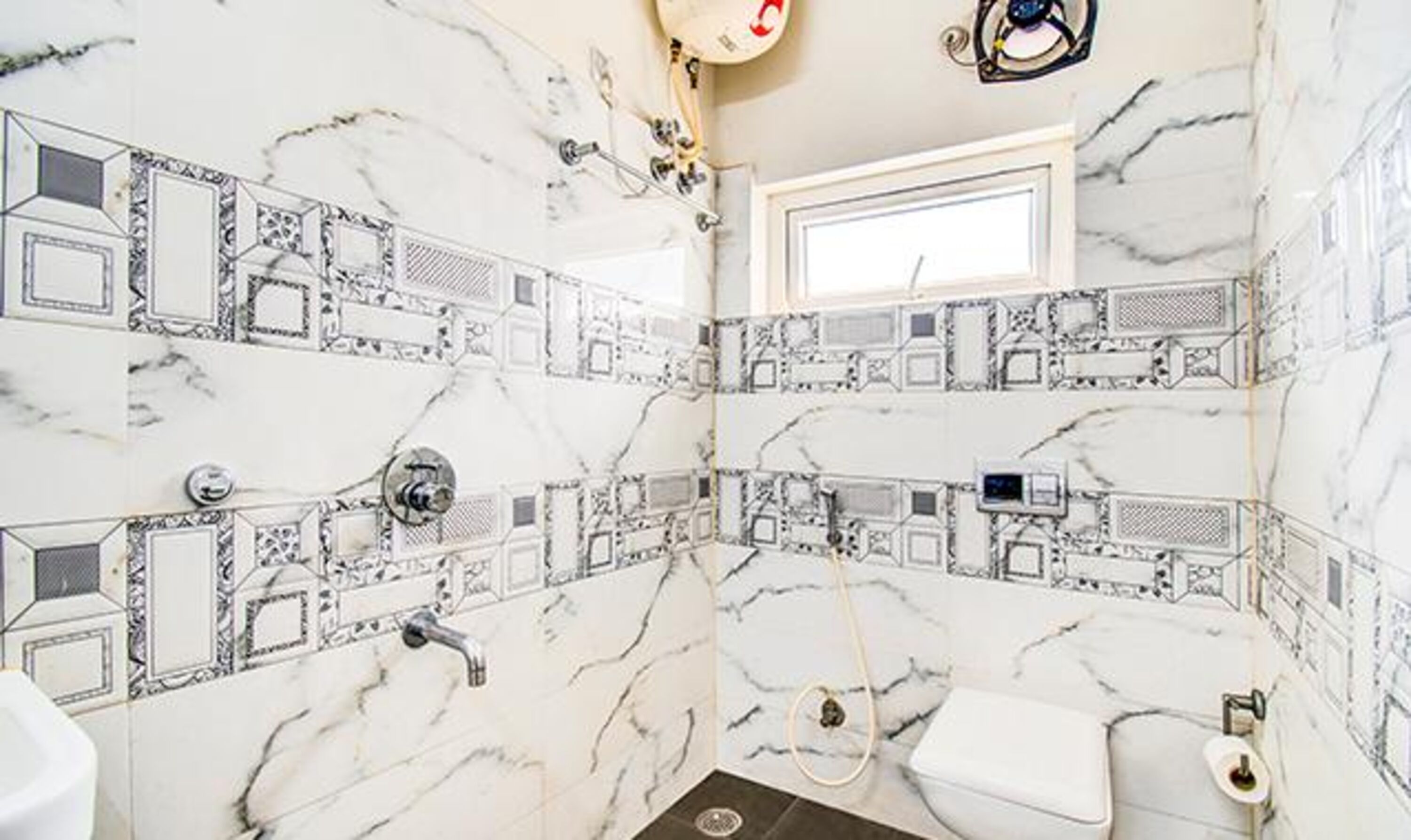 Deluxe Room | Bathroom | Shower, rainfall showerhead, free toiletries, towels