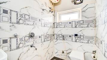 Deluxe Room | Bathroom | Shower, rainfall showerhead, free toiletries, towels