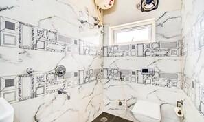 Deluxe Room | Bathroom | Shower, rainfall showerhead, free toiletries, towels - Fabhotel Pearl City (Hyderabad)