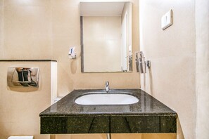 Shower, rainfall showerhead, free toiletries, towels - Fabhotel Prime Royal Castle (Coimbatore)