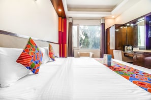Egyptian cotton sheets, premium bedding, in-room safe, free WiFi - Fabhotel Marble Arch (New Delhi)