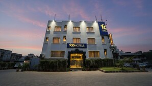 A multi-story hotel with a sign reading "fabHOTELS" and a logo on the right side. - FabHotel Marble Arch - Nr. Karol Bagh Market (New Delhi)