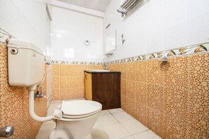 Camera Deluxe | Bagno | Doccia, soffione a pioggia, set di cortesia gratuito, asciugamani