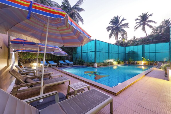 Una piscina al aire libre