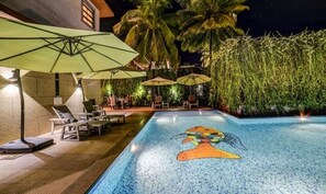Una piscina al aire libre