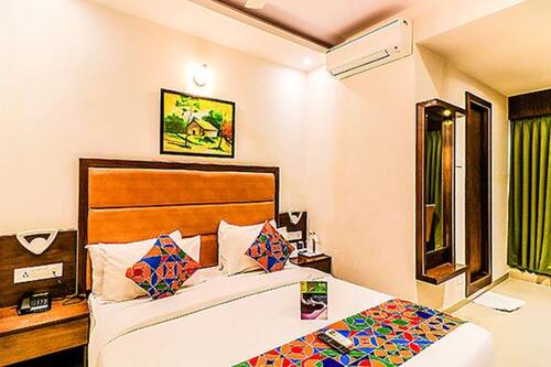 Egyptian cotton sheets, premium bedding, in-room safe, desk