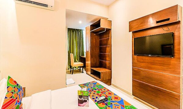 Egyptian cotton sheets, premium bedding, in-room safe, desk - Fabhotel Admiral (Mumbai)