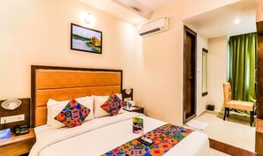 Egyptian cotton sheets, premium bedding, in-room safe, desk - Fabhotel Admiral (Mumbai)