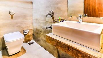 Rom – premium | Bad | Dusj, regndusjhode, toalettartikler (inkludert) og håndklær