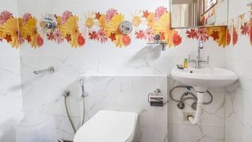 Habitación Deluxe | Baño | Regadera, regadera tipo lluvia, amenidades de baño gratuitas, toallas