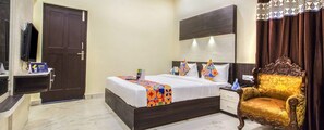 Egyptian cotton sheets, premium bedding, in-room safe, desk