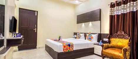 Egyptian cotton sheets, premium bedding, in-room safe, desk