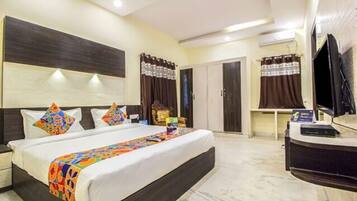 Egyptian cotton sheets, premium bedding, in-room safe, desk